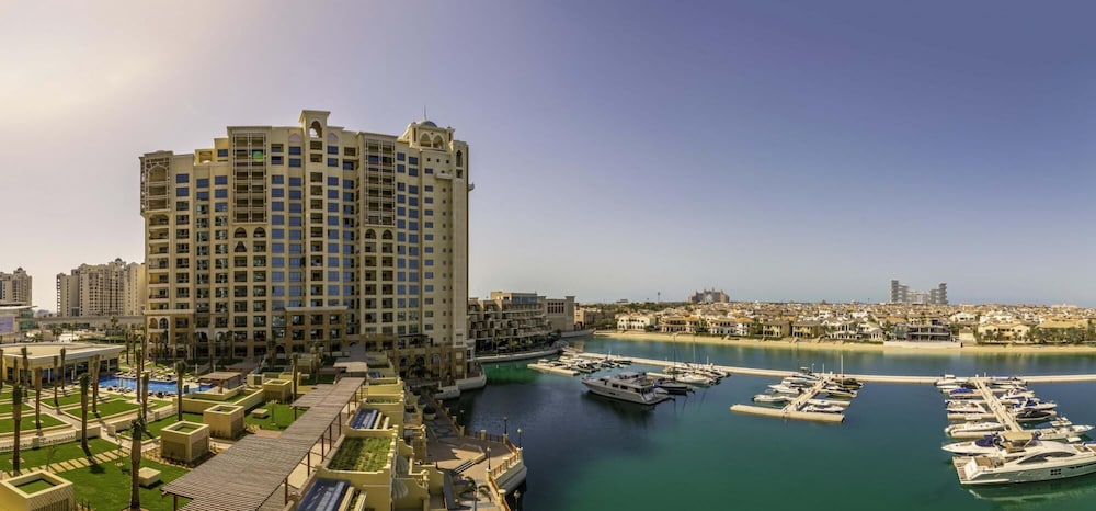 Exclusive Apt w Seafront Views Over Palm Jumeirah