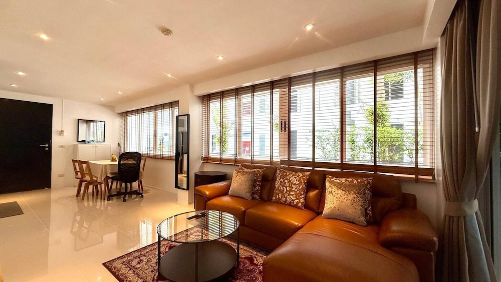 B11 Sunset Plaza Partial Seaview 1 Bedroom 1 Bathroom With Large Jaguzzi