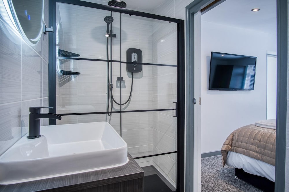 Cedars Lodge - Hot Tub - Penally - Tenby
