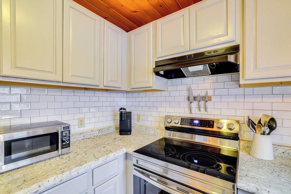 Ski, Hike, Swim & More: Pocono Farms Family Home