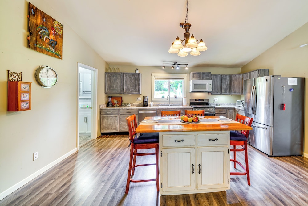 14 Mi to Dtwn Louisville: Holiday Vacation Home!