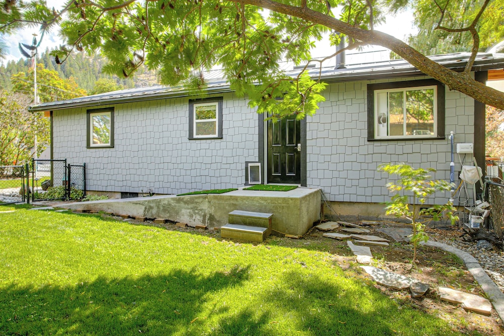 Hot Tub, Deck & Mtn Views: Nine Mile Falls Duplex
