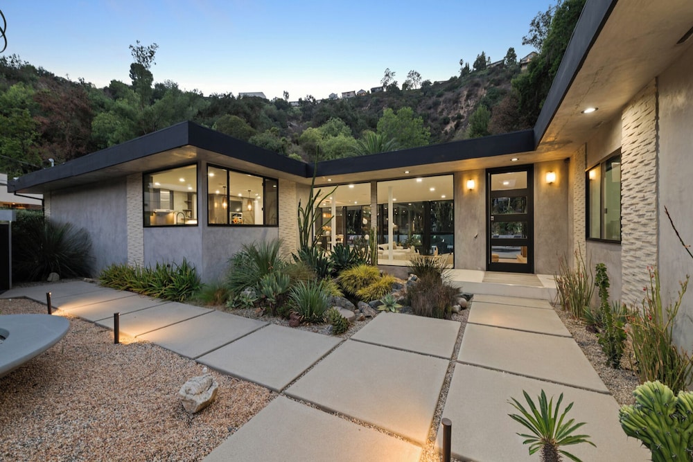 Valea Estate - Secluded Beverly Hills Retreat 1-acre Oasis