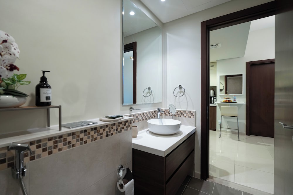 KeyRock - Chic 2BR Escape with Pool