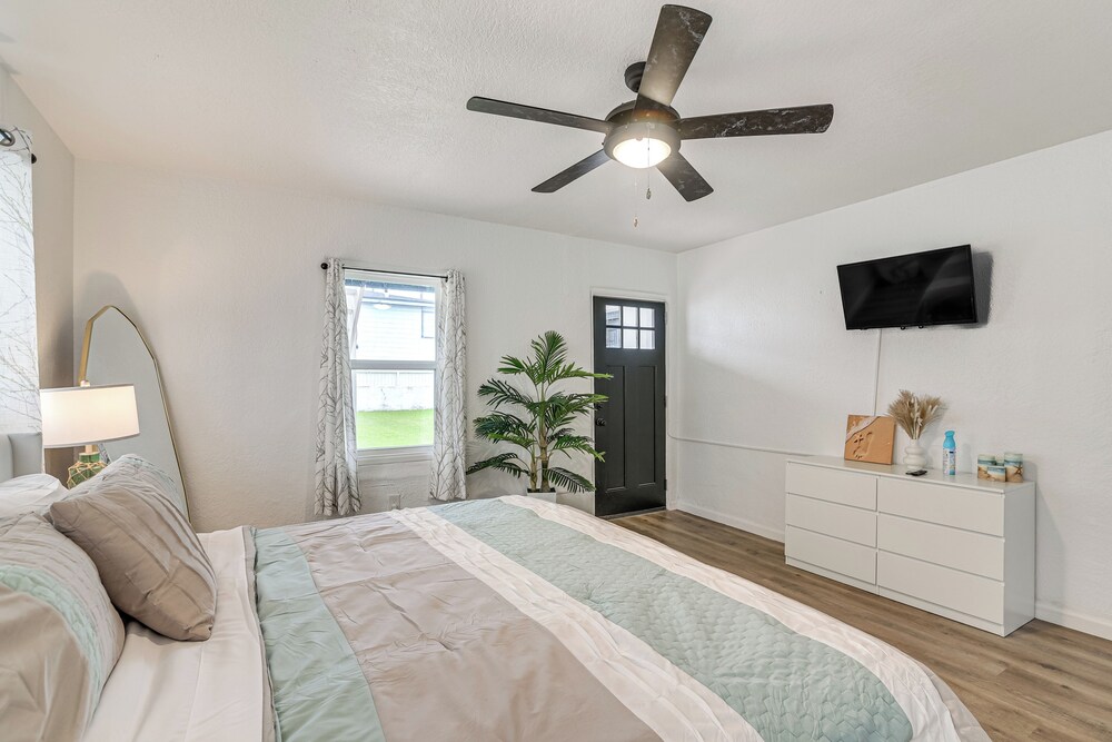 < 1 Mi to Beaches: Galveston Retreat w/ Patio!