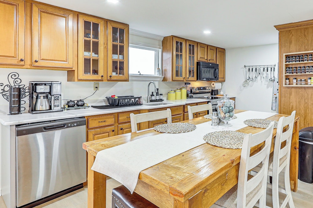 Walk to Beaches & Marina: Fortescue Hideaway
