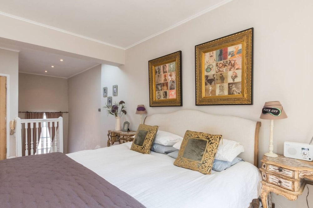 Stylish 1-bed With a Roof Terrace