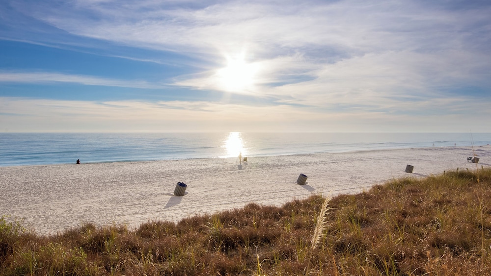 Tidewater Escape: 1br/2ba Beachfront Condo, Sleeps 6, Gulf Views & Comfort!