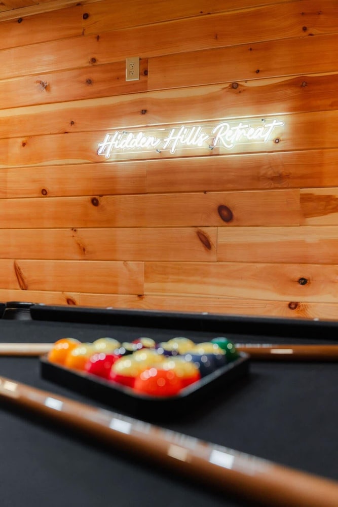 Sleeps 16! Luxury Cabin With Game Room & Hot Tub