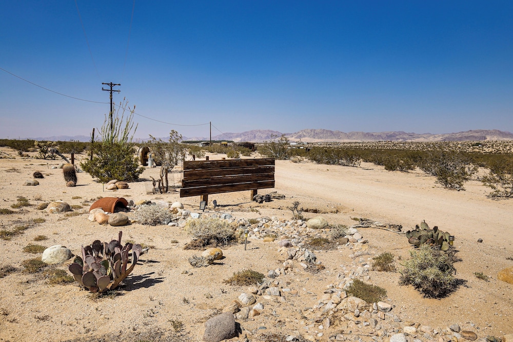 Boho Bungalow w/ Hot Tub: 16 Mi to Joshua Tree NP