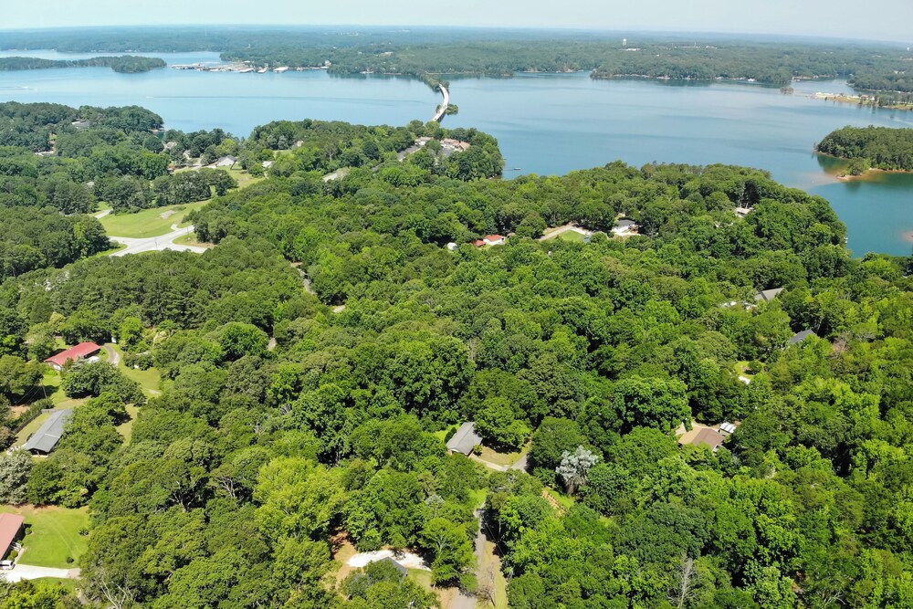 1 Mi to Lake Hartwell: Updated Retreat w/ Patio!
