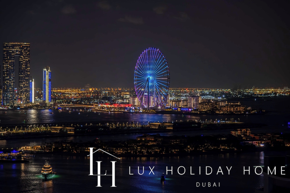 LUX Iconic Views at Palm Tower Studio