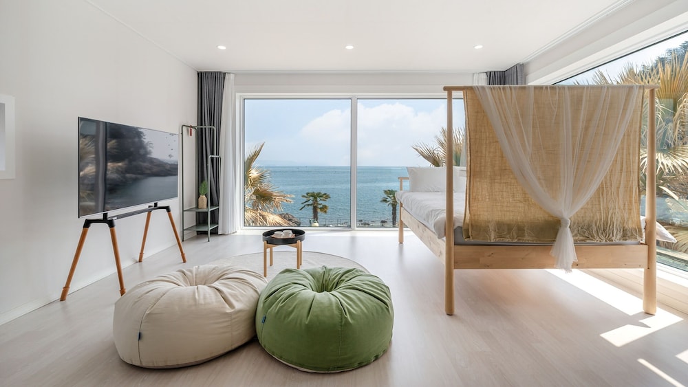 Namhae Orosy Bada Pool Villa & Pension