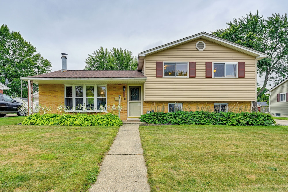 1 Mi to Dtwn: Suburban Home w/ Yard in Owosso
