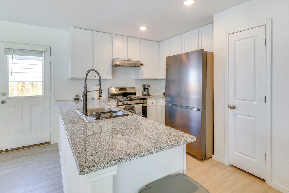 7 Mi to Alamo Ranch Mall: Home w/ Large Yard!