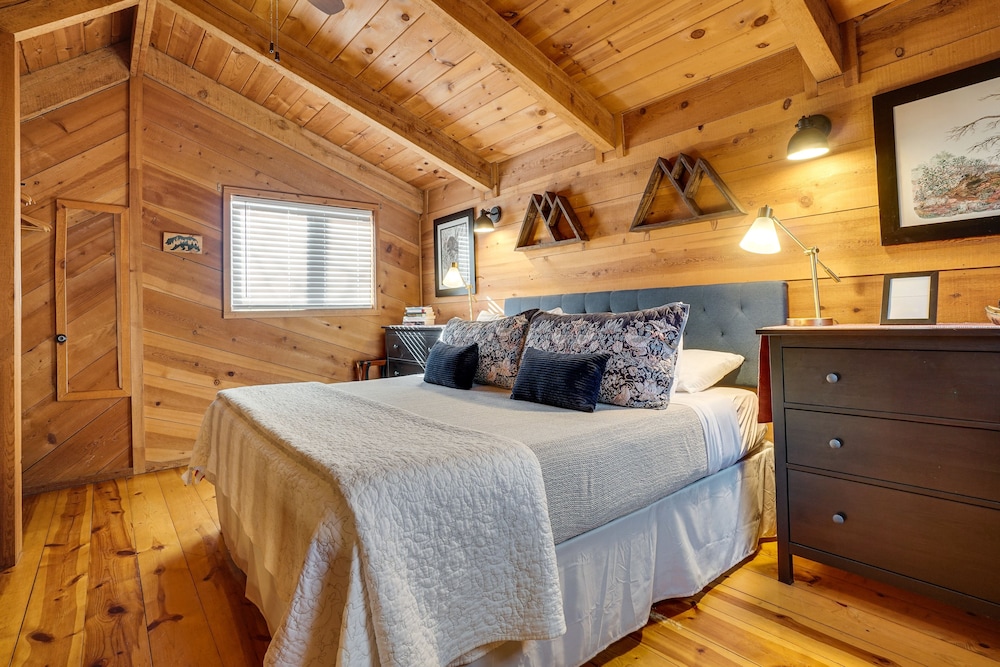 Sautee Nacoochee Mtn Paradise w/ Spacious Deck!