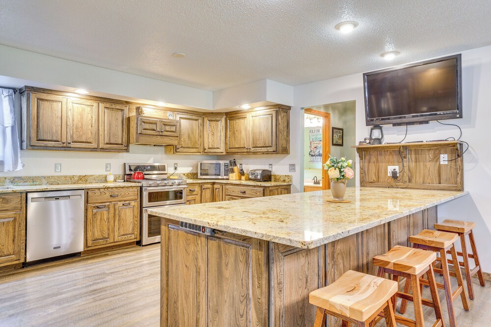 Gorgeous Lake Arbutus Getaway w/ Dock & Boat House