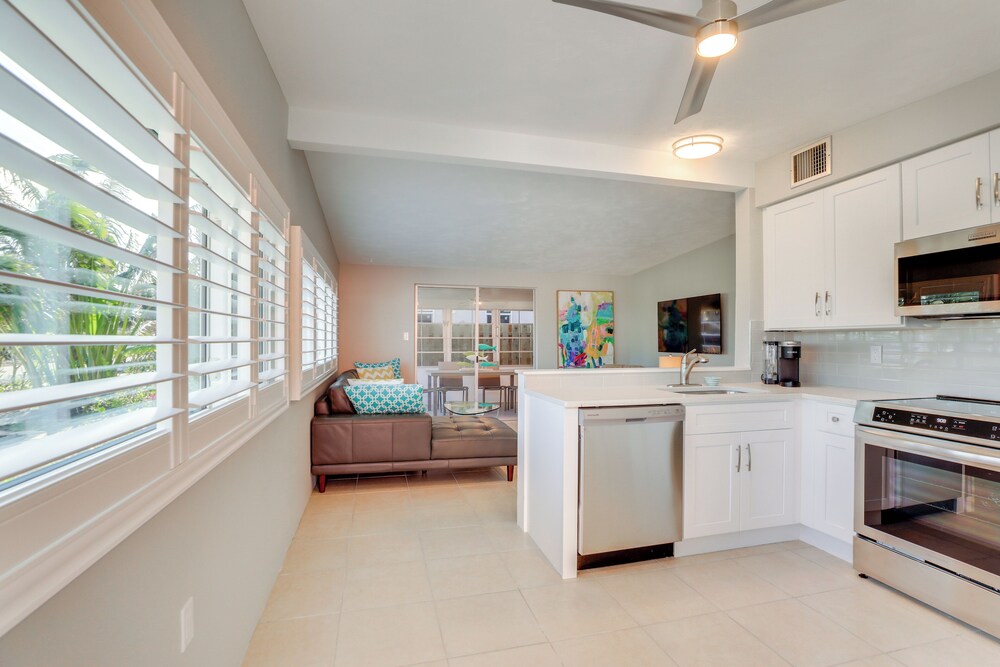 Walk to Beach: Pet-friendly Oasis on Manasota Key!