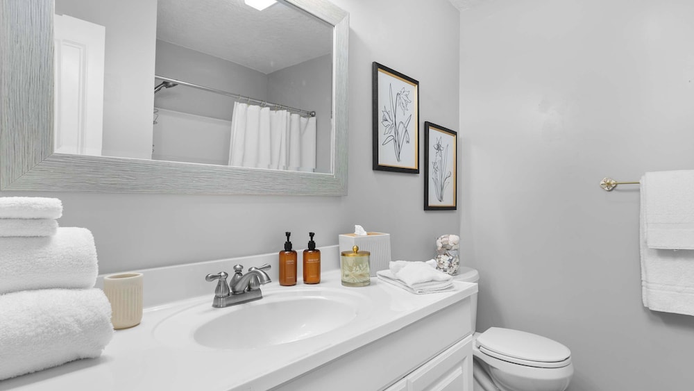 Spacious Family-friendly Retreat Beach Walkable