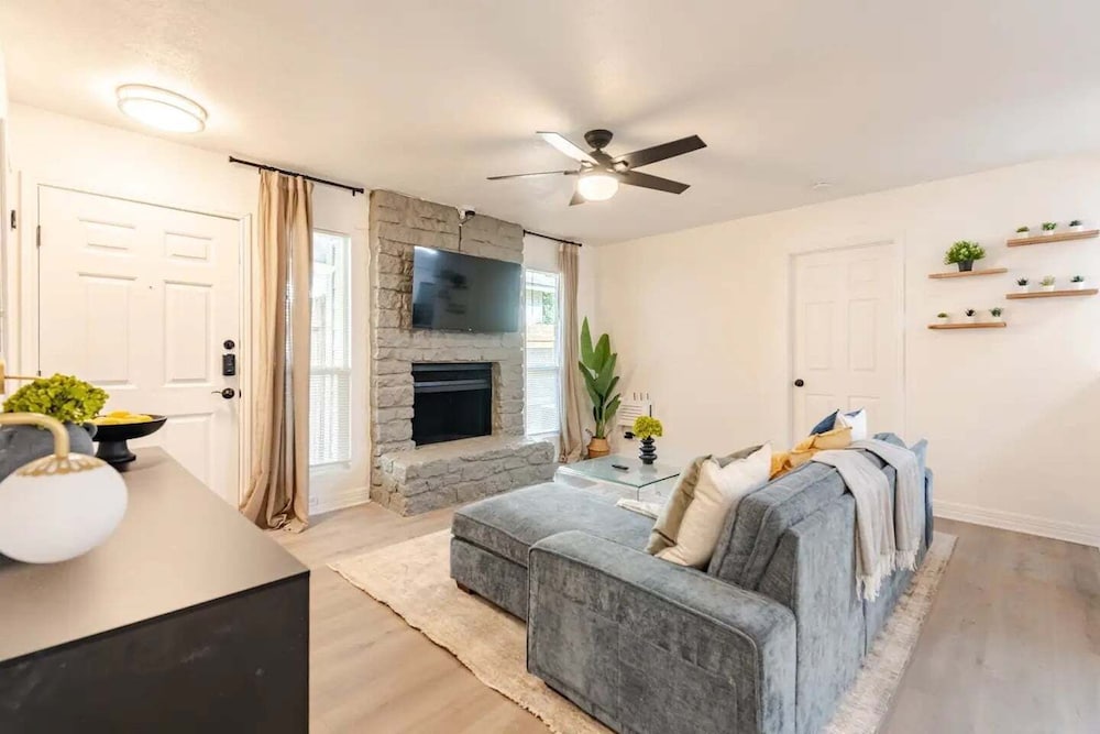 Modern 3br Townhouse Near Brushy Creek 3 Bedroom Duplex