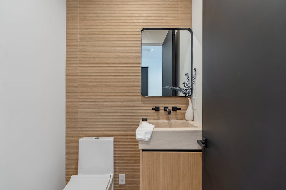 Noble Modern - Urban Sanctuary in Sherman Oaks With Poolside and Patio