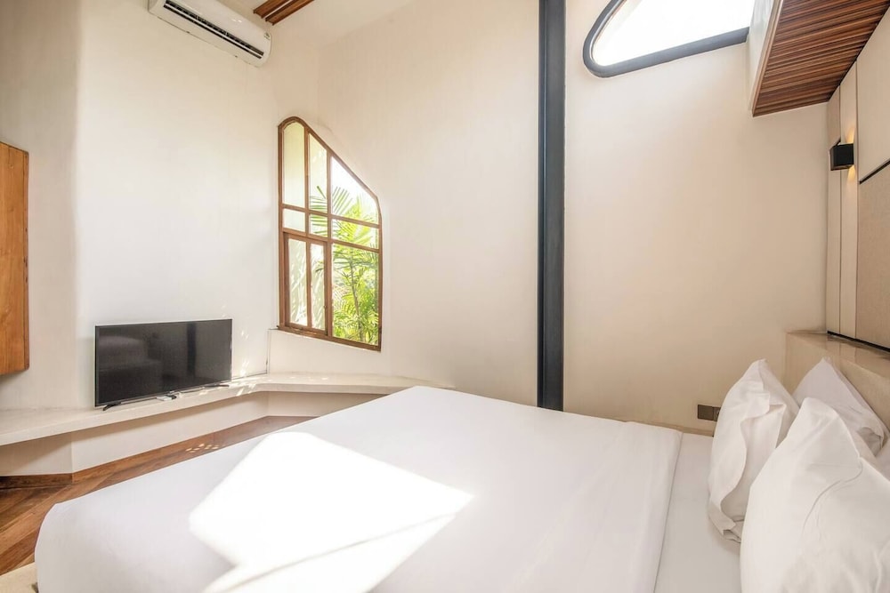 Exquisite 1-br Loft Art Deco Charm Shared Pool
