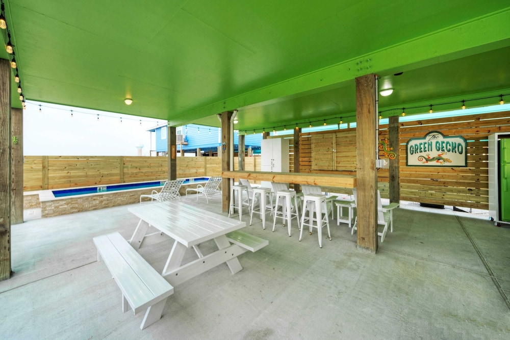 Sleeps 21, 2 Homes Private Pool, Patio Lounge w/ Fire Pit, Bar, TV, & Games
