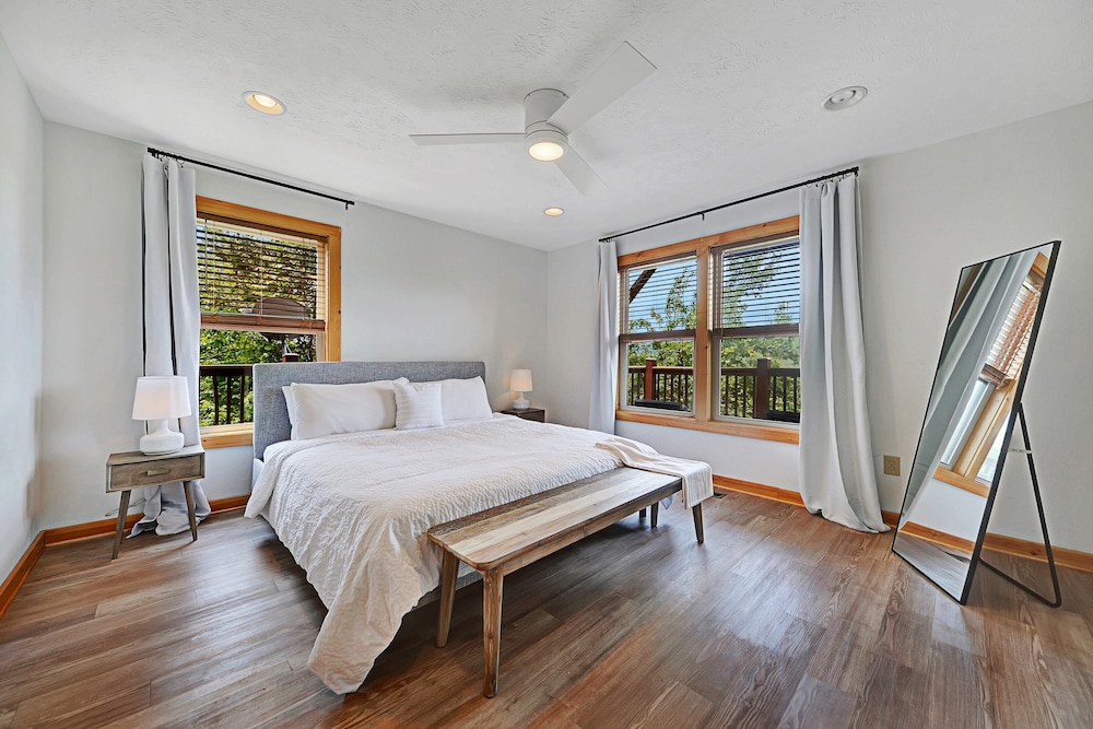 Scarlet Lodge by Avantstay Game Room + Views view 3