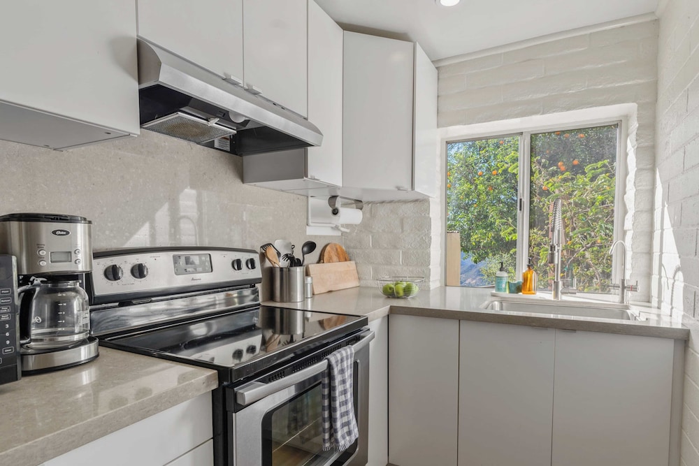 Malibu Hills Studio w/ Mountain Views + Near Beaches Cielo Nook by Avantstay
