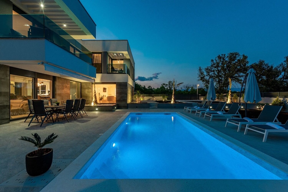 Ren-lux With Heated Pool - H