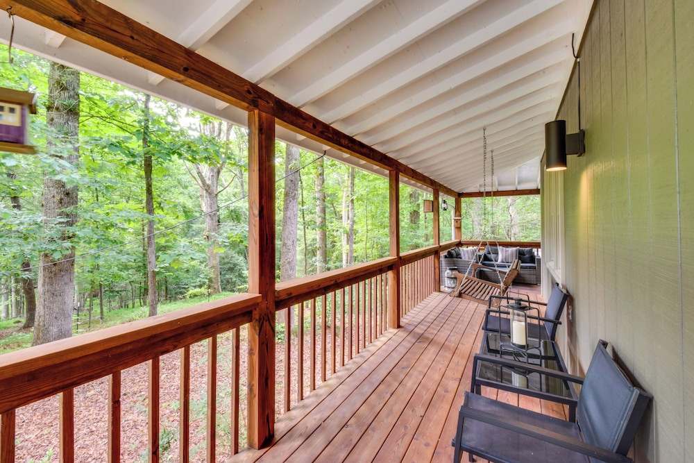 6 Miles to Helen: Cabin w/ Hot Tub & Views!