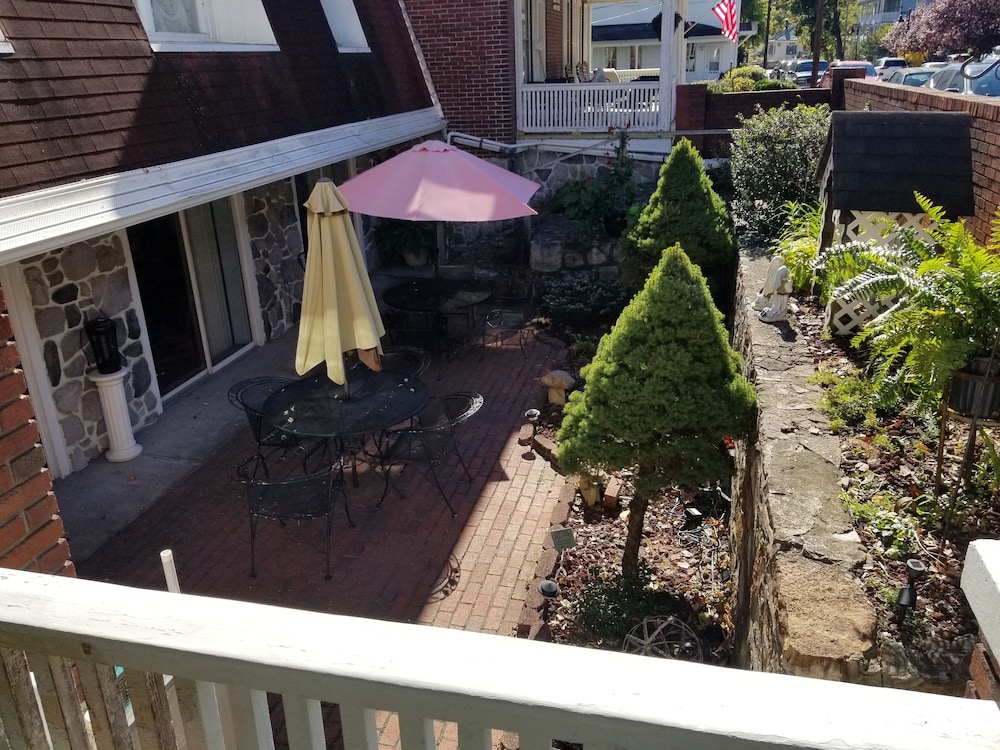 Hotel Maria's Garden and Inn - Image 1