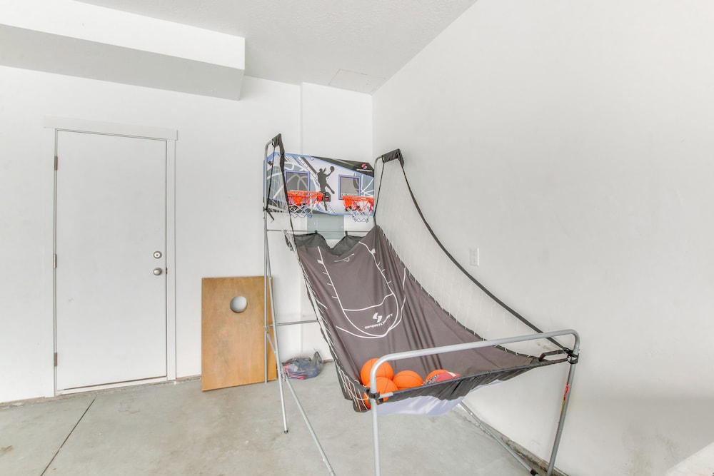 Walk to Marina & Lake: Spacious Garden City Gem!