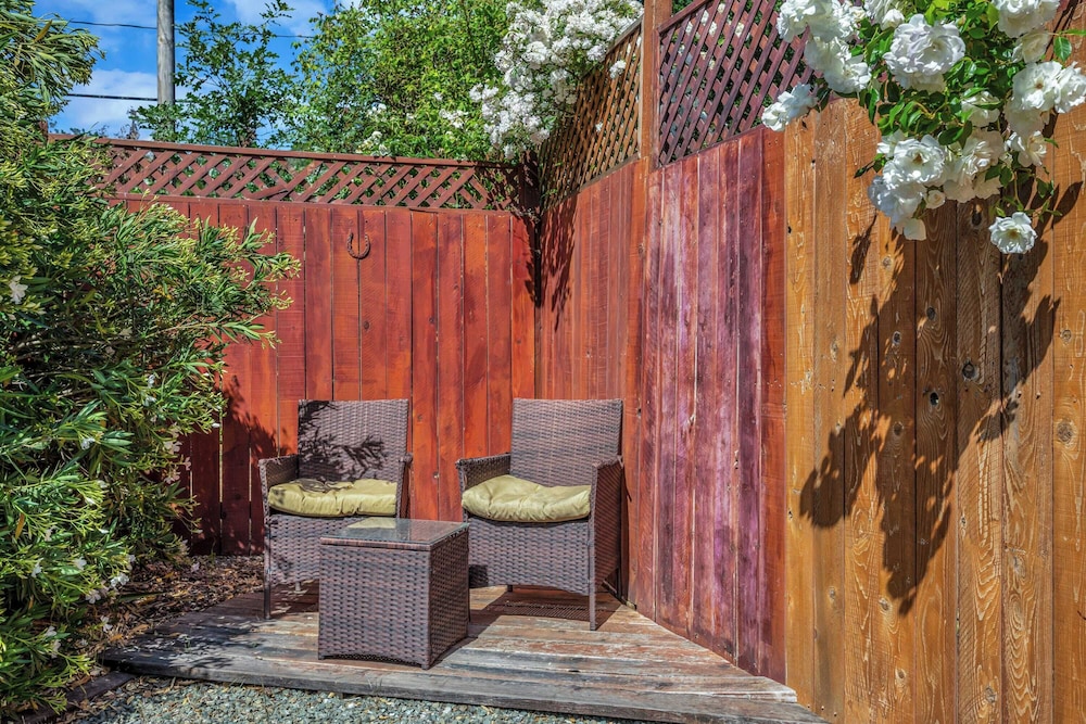 Grapevine Cottage by Avantstay Hobby Vineyard + Firepit