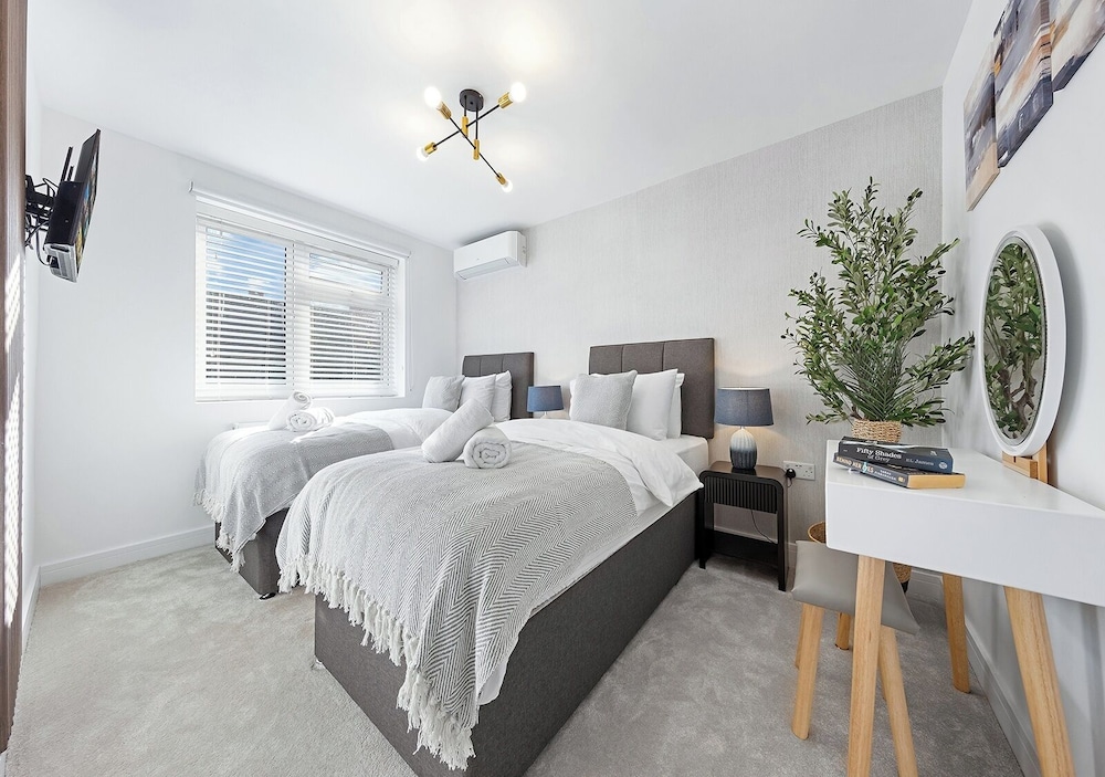 Spacious 4BR Home in Brentford, Free Parking