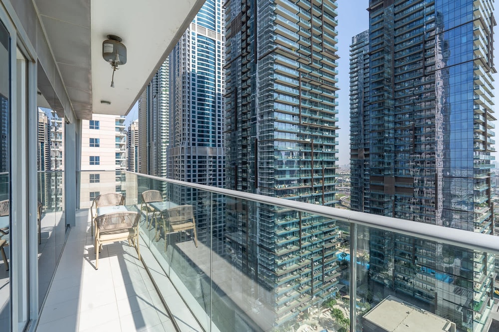 Marina Views and a 3 Bedroom Apartment in Dubai Marina