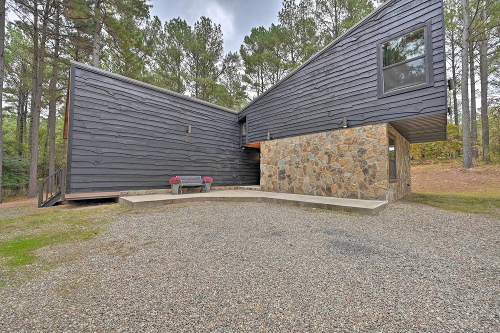 Broken Bow Cabin w/ Hot Tub: 6 Mi to Lake! view 4