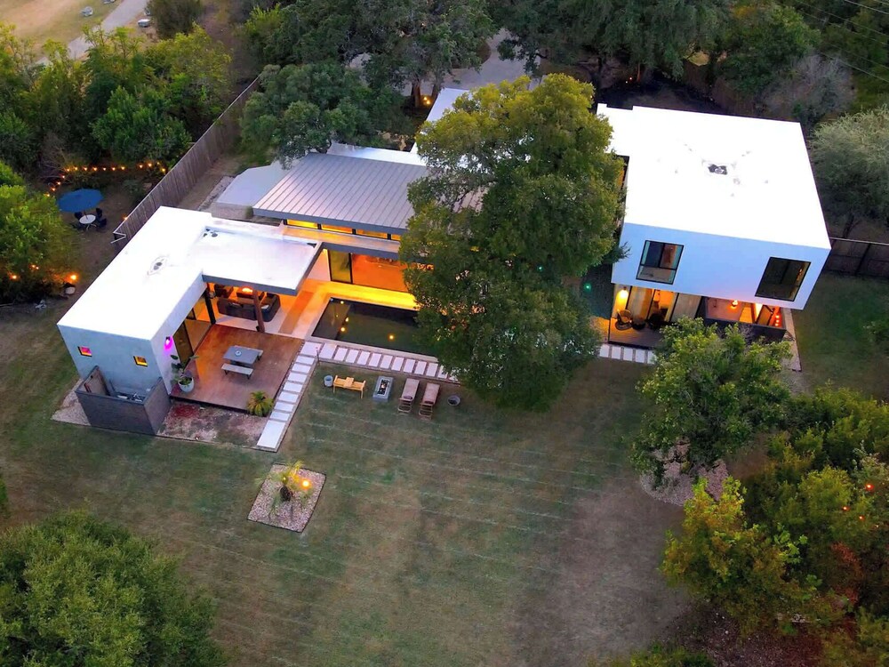 Eastside Mansion w Pool 7 Mins to Rainey
