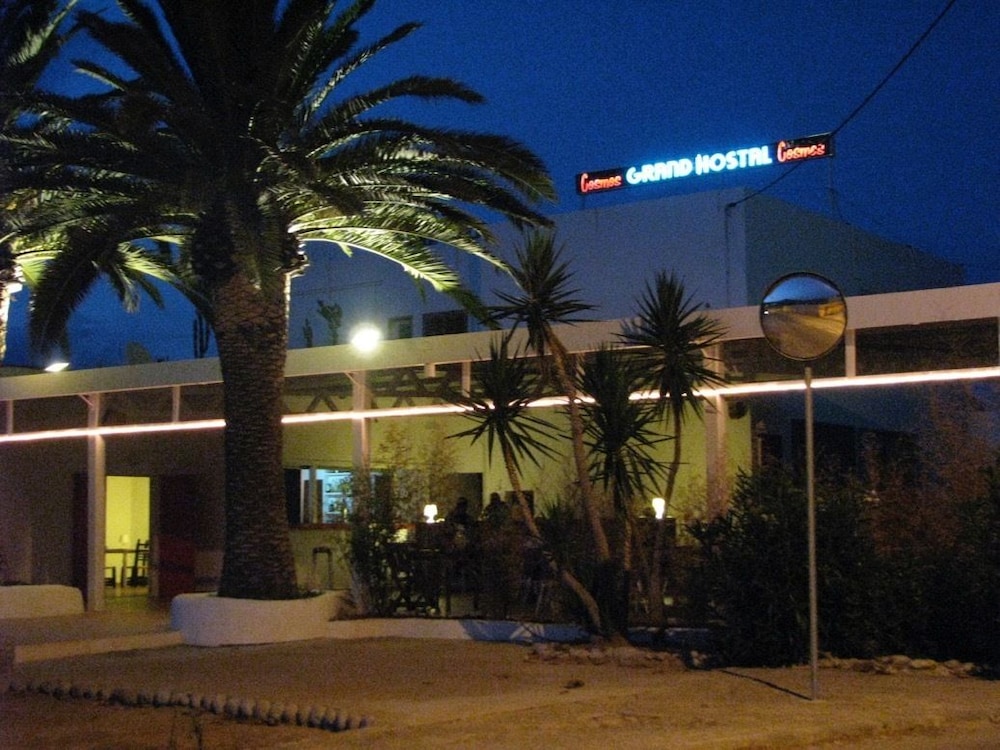 Cosmos Grand Hostal
