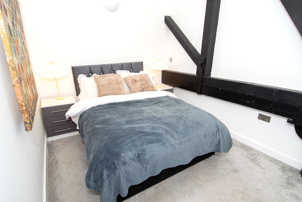 New Apartment - Sleeps 4 - Parking - City Centre
