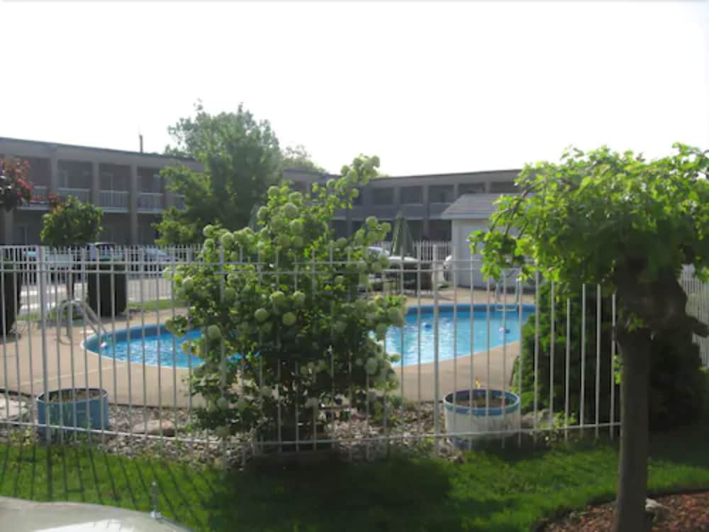 Super 8 by Wyndham Windsor/Dougall