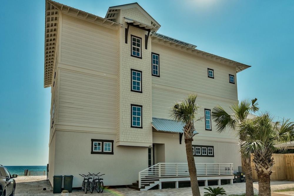 The Pelagic Blue 7 Bedroom Holiday Home by Five Star Properties