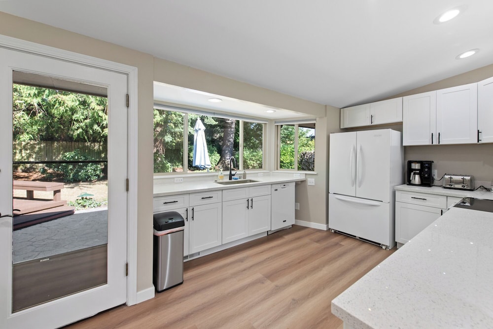 Stylish & Spacious Retreat in Downtown Bellevue