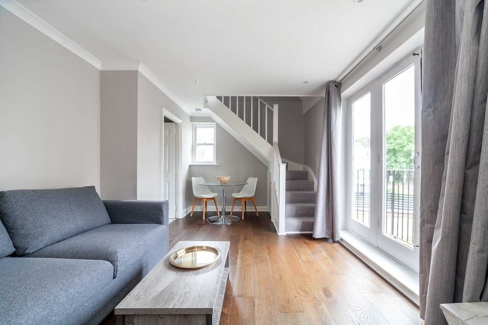 Spacious Battersea Gem With Balcony Bliss