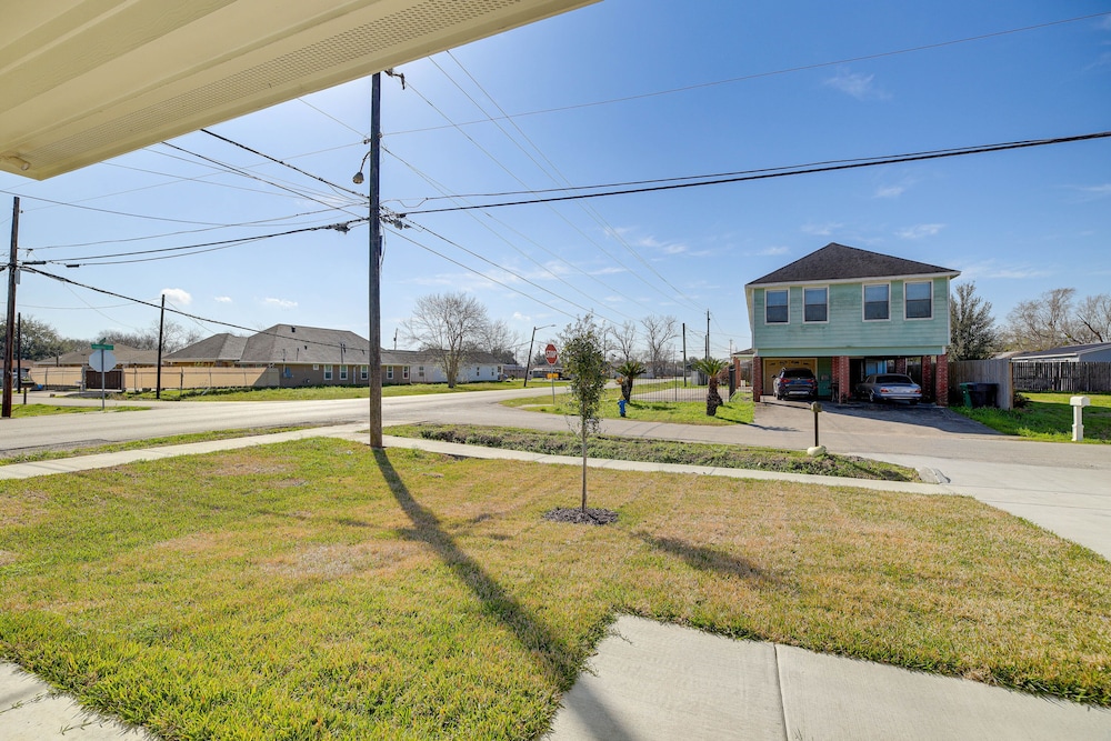 Quiet Houston Home - 9 Mi to Downtown Aquarium! view 2