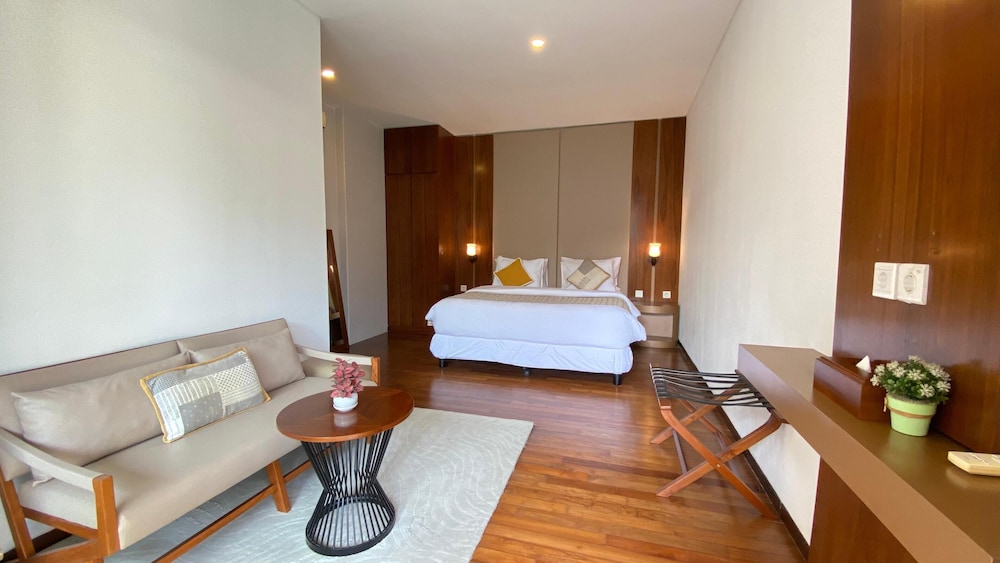 YY Villa Big Pool & Parking in Seminyak