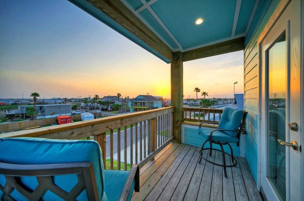 Sleeps 22! 2 Homes Priv Pool, Putting Green, Bar, Deck, Prime Port A Location