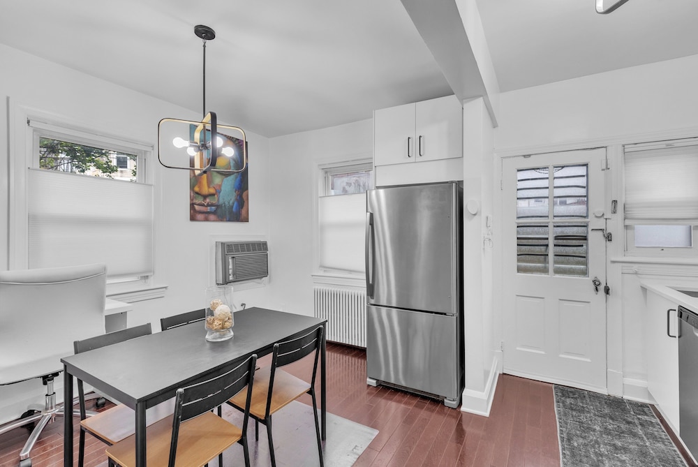 Cozy Getaway Quiet Neighborhood Near Dt 2 Bedroom Townhouse