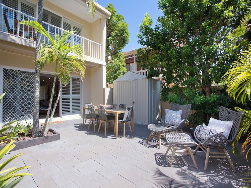 Noosa Parade Townhouse w Terrace