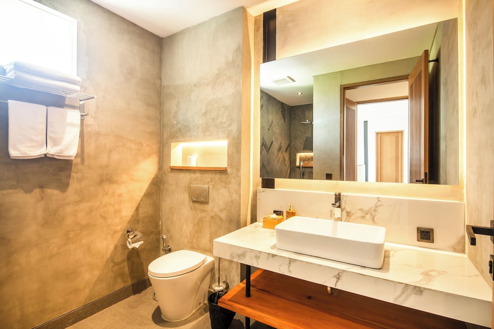 Seaside Escape: 4BR Villa, 190m to Canggu Beach